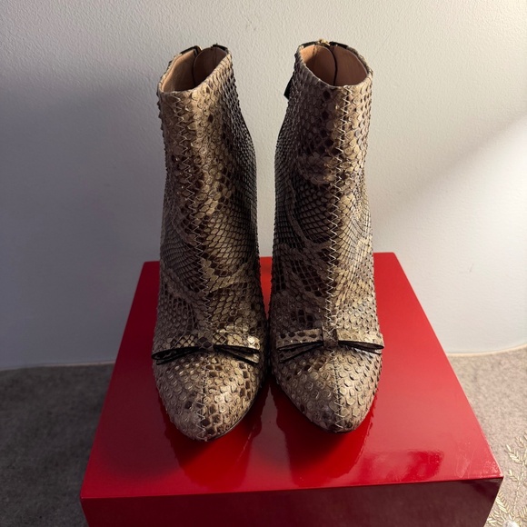 Nina Ricci bow accent snake skin, high heel booties. - Picture 1 of 5